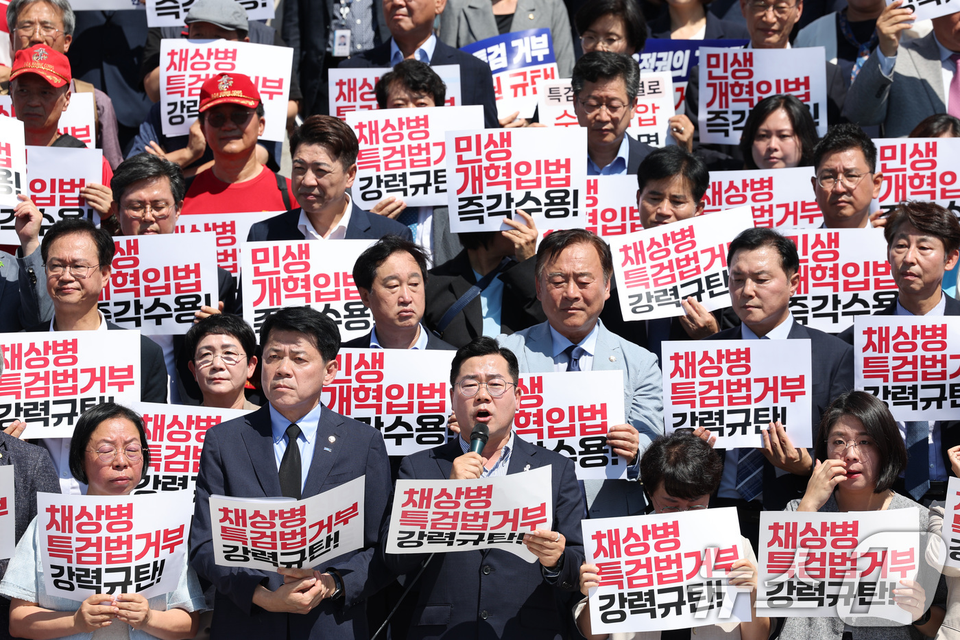 (서울=뉴스1) 신웅수 기자 = 박찬대 더불어민주당 대표 직무대행 겸 원내대표가 10일 오전 서울 여의도 국회 본청 앞에서 가진 채상병 특검법 거부 규탄 기자회견에서 윤석열 대통령 …