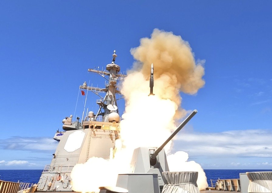 본문 이미지 - 2024 환태평양훈련(림팩)에 참가 중인 우리 해군 이지스구축함 율곡이이함이 9일 오전(현지시각) 하와이 인근 해상에서 대공무인표적기를 향해 SM-2 함대공유도탄을 발사하고 있다.(해군 제공)