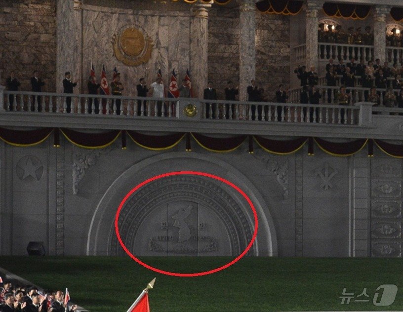 본문 이미지 -  (평양 노동신문=뉴스1) = 김일성광장 주석단 아래에 한반도 지도가 새겨져 있다.  2021년 9월 9일 열병식. [국내에서만 사용가능. 재배포 금지. DB 금지. For Use Only in the Republic of Korea. Redistribution Prohibited] rodongphoto@news1.kr