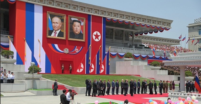 본문 이미지 -  (평양 노동신문=뉴스1) =김일성광장 주석단 아래가 가림막으로 가려져 있다. [국내에서만 사용가능. 재배포 금지. DB 금지. For Use Only in the Republic of Korea. Redistribution Prohibited] rodongphoto@news1.kr 