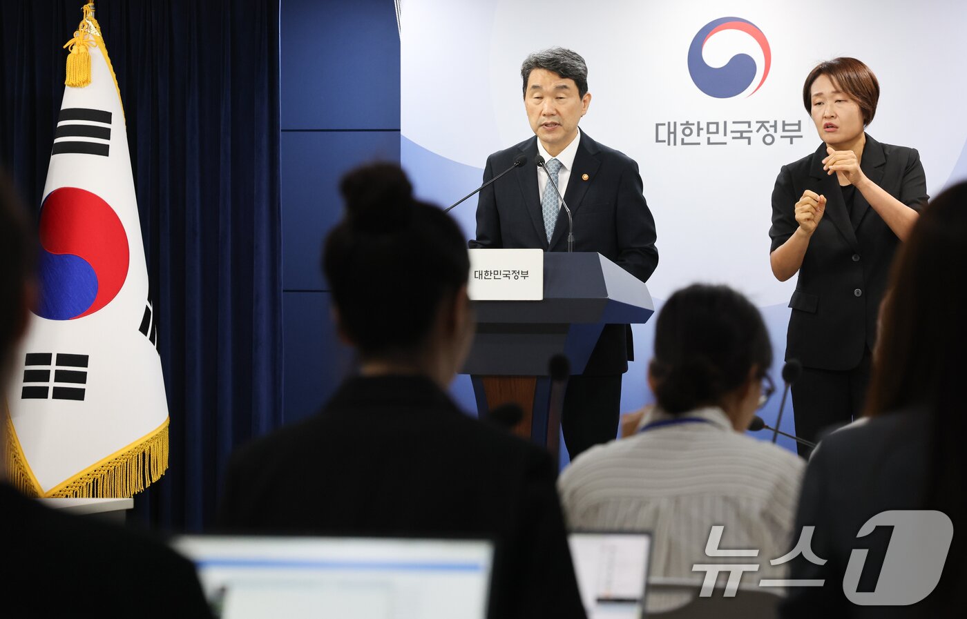 본문 이미지 - 이주호 사회부총리 겸 교육부 장관이 10일 서울 종로구 정부서울청사에서 의과대학 학사 탄력 운영 가이드라인 발표하고 있다. 2024.7.10/뉴스1 ⓒ News1 허경 기자