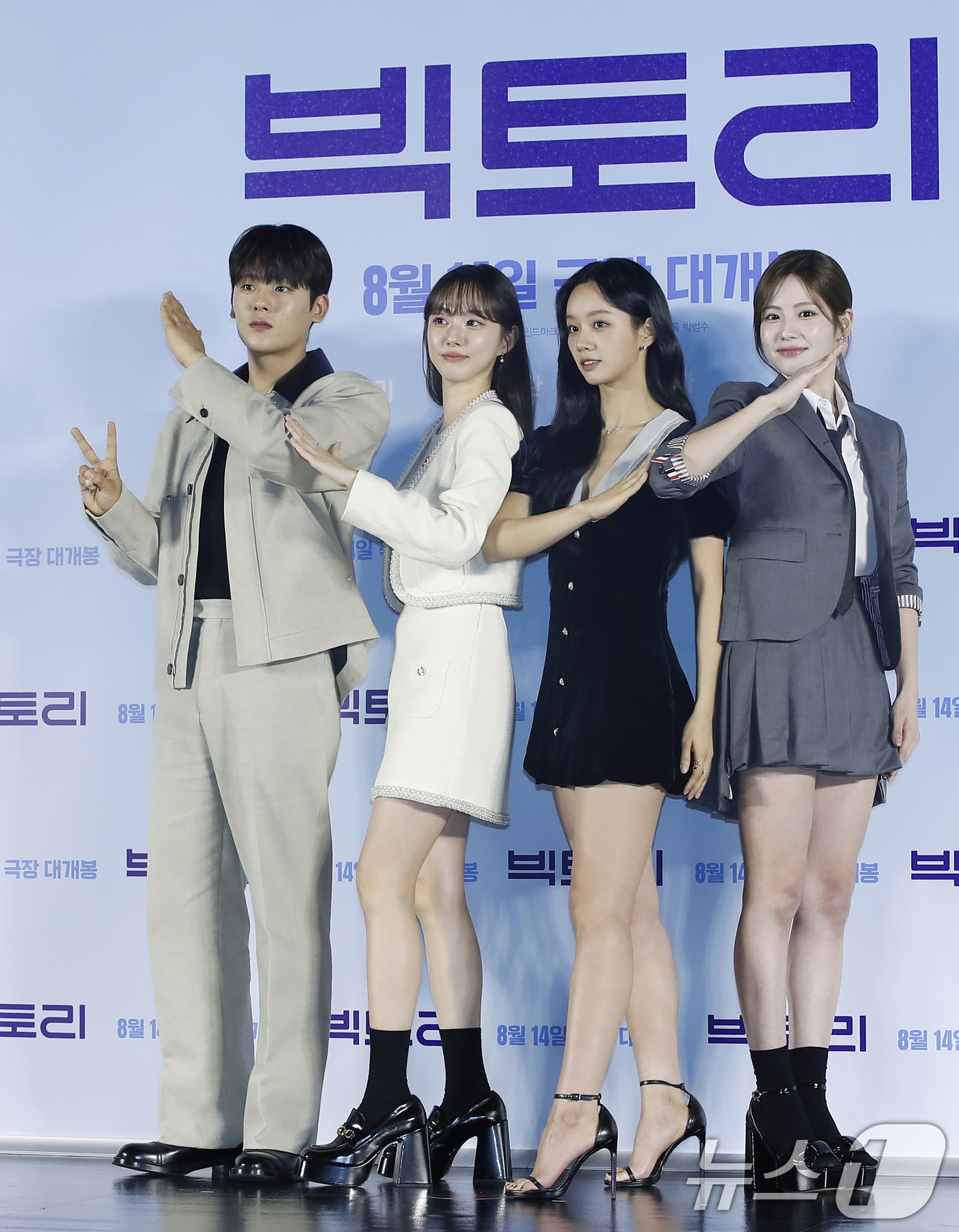 (서울=뉴스1) 권현진 기자 = 배우 이정하(왼쪽부터)와 박세완, 이혜리, 조아름이 10일 서울 광진구 롯데시네마 건대입구에서 열린 영화 '빅토리'(감독 박범수) 제작보고회에서 포 …