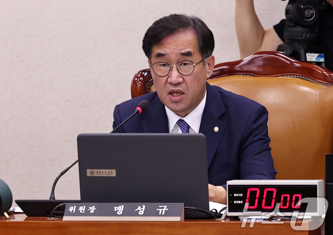 본문 이미지 - 맹성규 국토교통위원장이 10일 오전 서울 여의도 국회에서 열린 국토위원회 전체회의에서 발언하고 있다. 2024.7.10/뉴스1 ⓒ News1 구윤성 기자