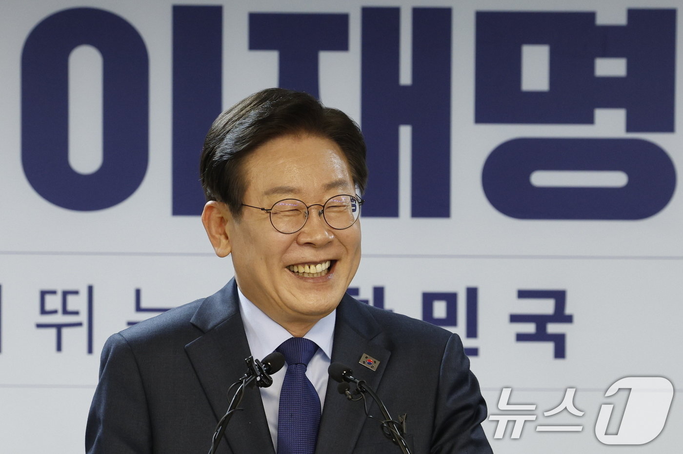 본문 이미지 - 이재명 더불어민주당 전 대표가 10일 서울 여의도 당사에서 8·18 전당대회 당 대표 출마를 선언한 뒤 취재진 질문에 답하고 있다. 2024.7.10/뉴스1 ⓒ News1 안은나 기자