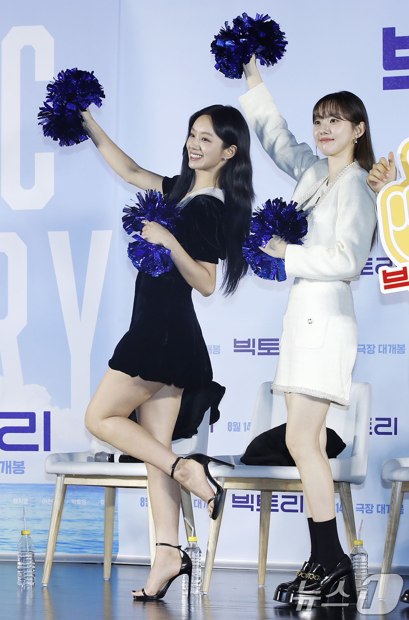 (서울=뉴스1) 권현진 기자 = 배우 이혜리와 박세완(오른쪽)이 10일 서울 광진구 롯데시네마 건대입구에서 열린 영화 '빅토리'(감독 박범수) 제작보고회에서 포즈를 취하고 있다.' …