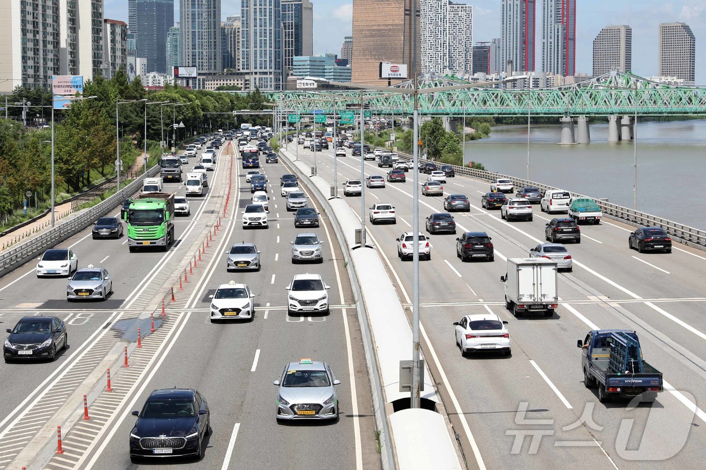 (서울=뉴스1) 조유리 기자 = 10일 오전 차량이 올림픽대로 위를 줄지어 달리고 있다. SH공사(서울주택도시공사)는 10일 서울시 역점사업인 \'그레이트 한강\' 프로젝트와 연계 …