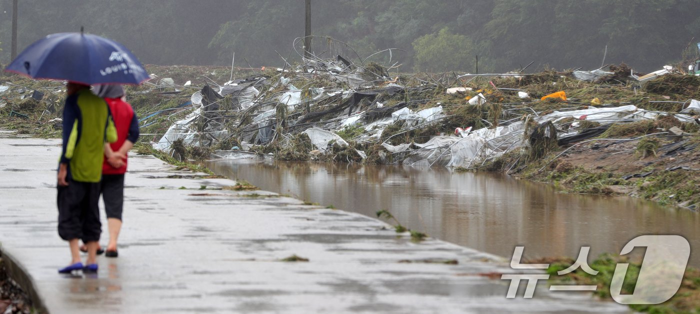 본문 이미지 - 10일 전북자치도 완주군 운주면 엄목마을 일대 비닐하우스가 폭우로 인해 무너져 있다. 2024.7.10/뉴스1 ⓒ News1 유경석 기자