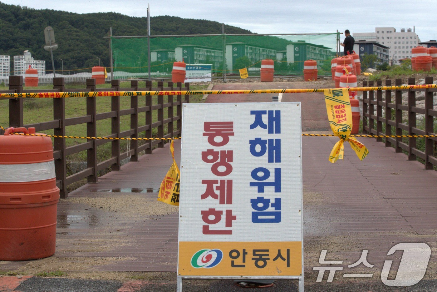 (안동=뉴스1) 신성훈 기자 = 10일 경북 안동시 용상동과 정상동을 잇는 보행교가 폭우로 범람해 통행제한 되고 있다. 2024.7.10/뉴스1