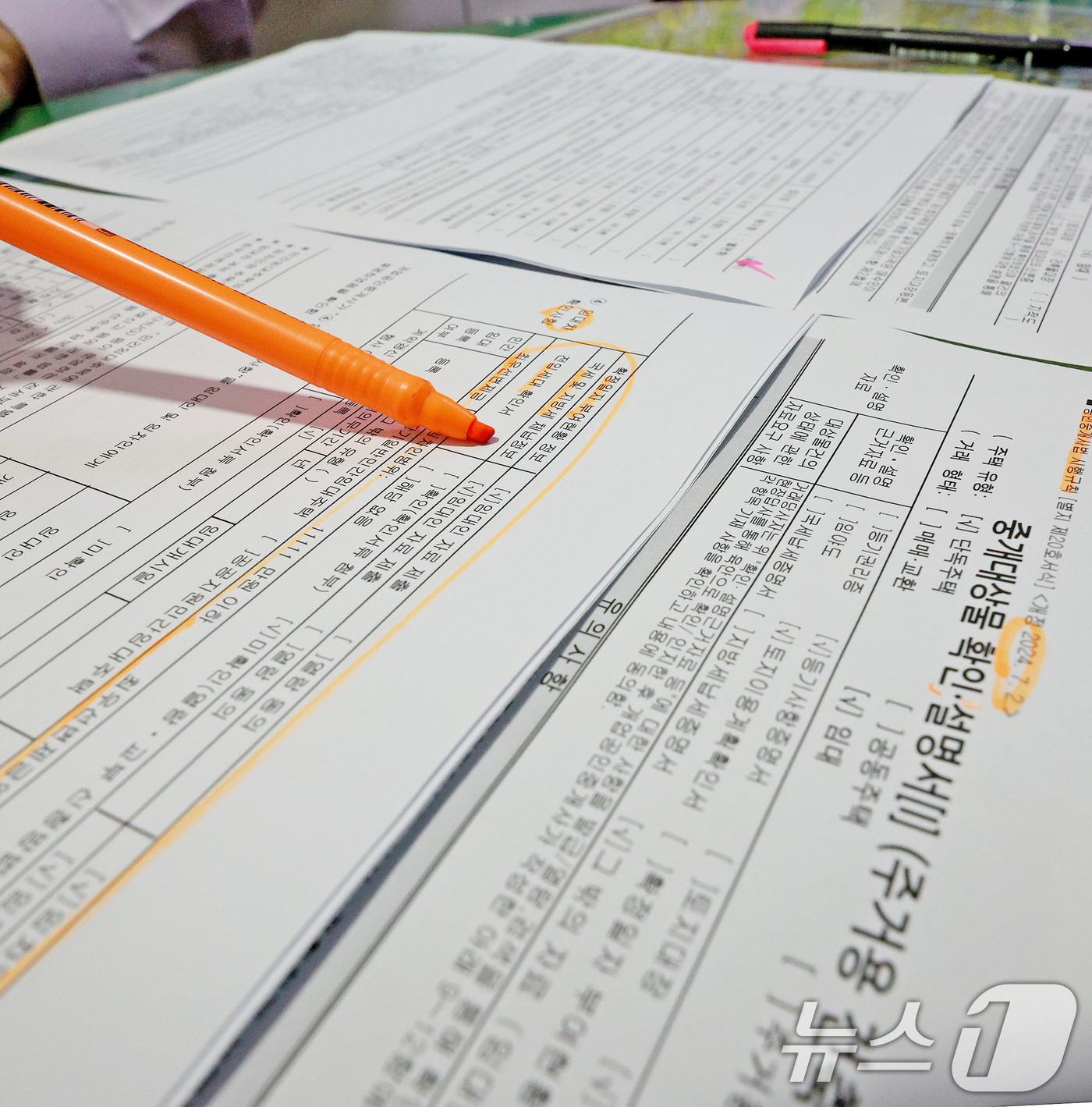 (서울=뉴스1) 장수영 기자 = 전세사기 등 세입자 보호 강화를 위한  '공인중개사법 시행령·시행규칙 개정안'이 시행된 10일 서울의 한 공인중개사 사무소에 공인중개사가 개정된 중 …