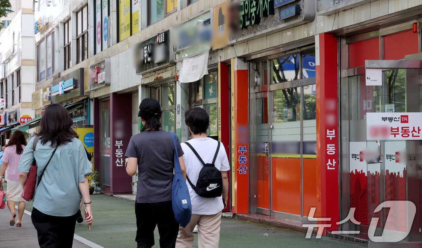 서울의 한 공인중개사 사무소 밀집 지역 앞으로 시민들이 지나가고 있다. 2024.7.10/뉴스1 ⓒ News1 장수영 기자