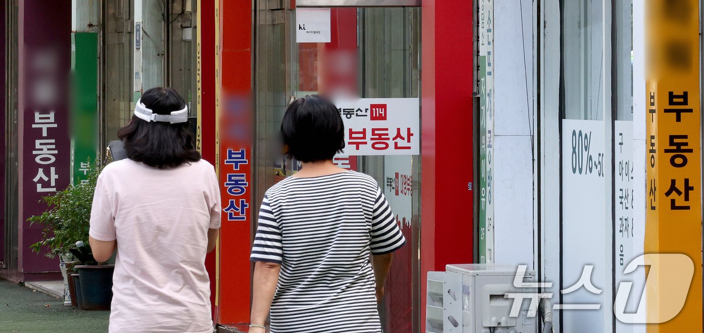 본문 이미지 - 서울의 한 공인중개사 사무소 밀집 지역 앞으로 시민들이 지나가고 있다. /뉴스1 ⓒ News1 장수영 기자