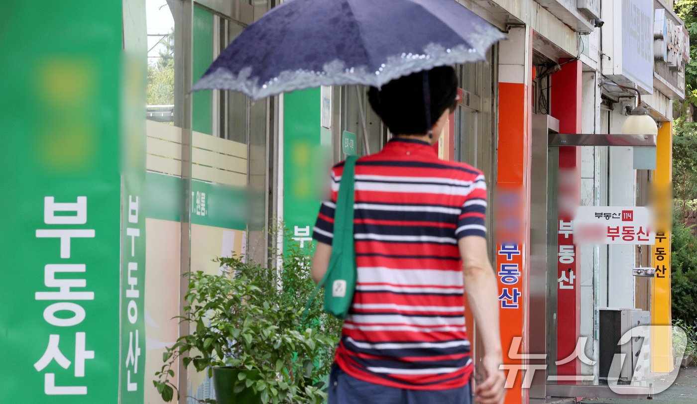 본문 이미지 - 서울의 한 공인중개사 사무소 밀집 지역 앞으로 시민들이 지나가고 있다. 2024.7.10/뉴스1 ⓒ News1 장수영 기자