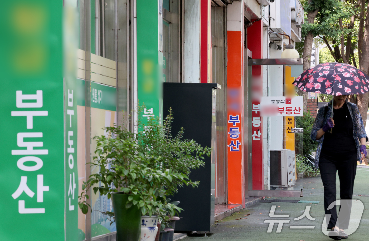 (서울=뉴스1) 장수영 기자 = 전세사기 등 세입자 보호 강화를 위한  '공인중개사법 시행령·시행규칙 개정안'이 시행된 10일 서울의 한 공인중개사 사무소 밀집 지역 앞으로 시민들 …