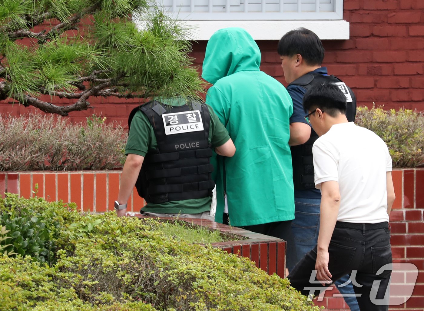 본문 이미지 - 태국 파타야에서 공범 2명과 함께 한국인 관광객을 납치 살해한 혐의를 받는 피의자 A 씨(27)가 조사를 위해 경남 창원시 성산구 경남경찰청 형사기동대로 이동하고 있다. A 씨는 이날 캄보디아 프놈펜에서 인천국제공항을 통해 국내로 강제 송환됐다. 캄보디아에서 붙잡힌 지 58일 만이다. 2024.7.10/뉴스1 ⓒ News1 윤일지 기자