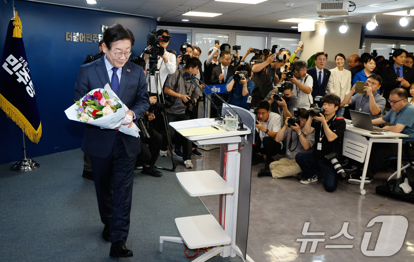 (서울=뉴스1) 안은나 기자 = 이재명 더불어민주당 전 대표가 10일 서울 여의도 당사에서 8·18 전당대회 당 대표 출마를 선언하기 전 지지자로부터 받은 꽃다발을 들고 있다. 2 …