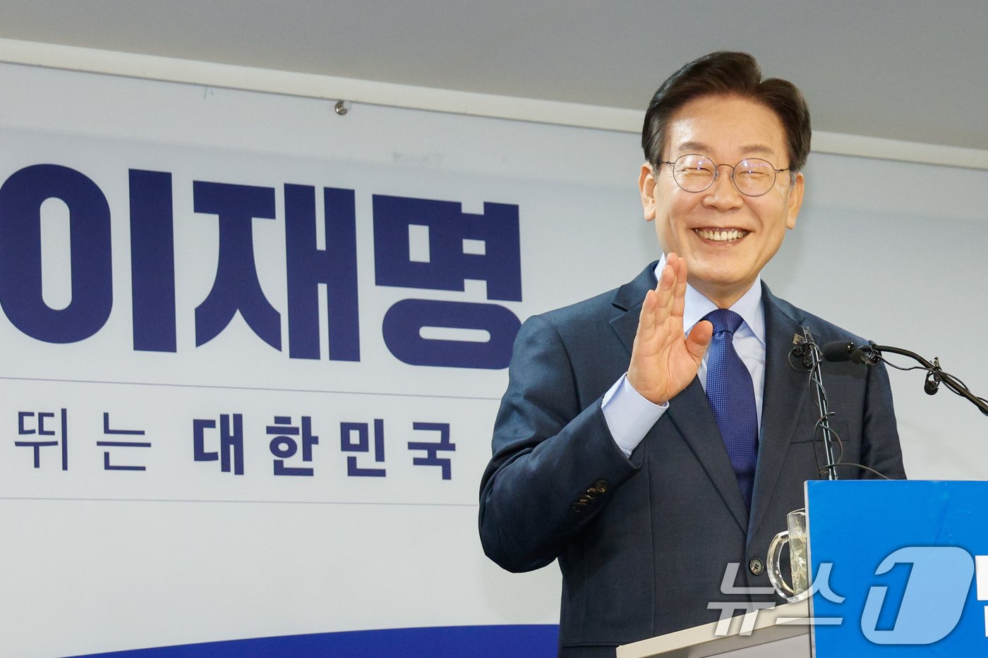 본문 이미지 - 이재명 더불어민주당 전 대표가 10일 서울 여의도 당사에서 8·18 전당대회 당 대표 출마를 선언하기 전 지지자들을 향해 미소짓고 있다. 2024.7.10/뉴스1 ⓒ News1 안은나 기자