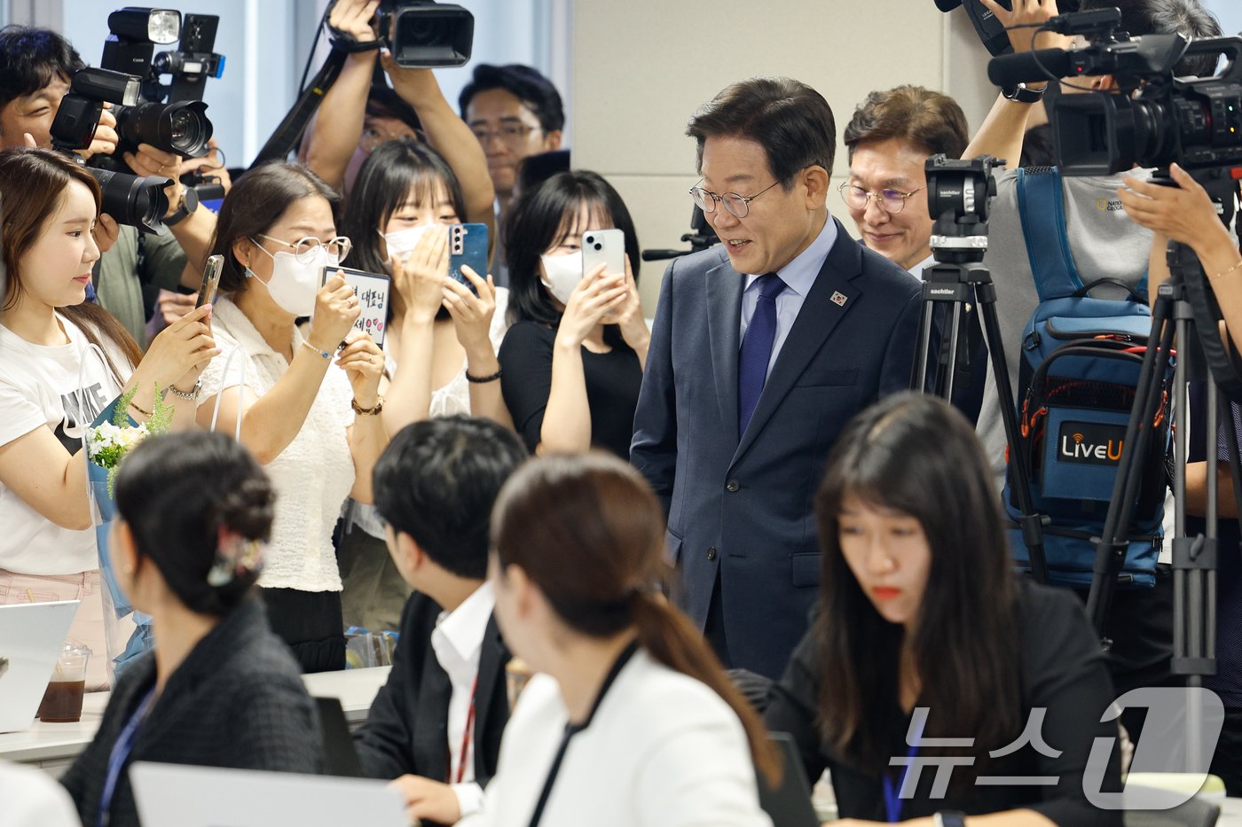 이재명 더불어민주당 전 대표가 10일 서울 여의도 당사에서 8·18 전당대회 당 대표 출마를 선언하기 위해 당원존에 입장하고 있다. 2024.7.10/뉴스1 ⓒ News1 안은나 기자