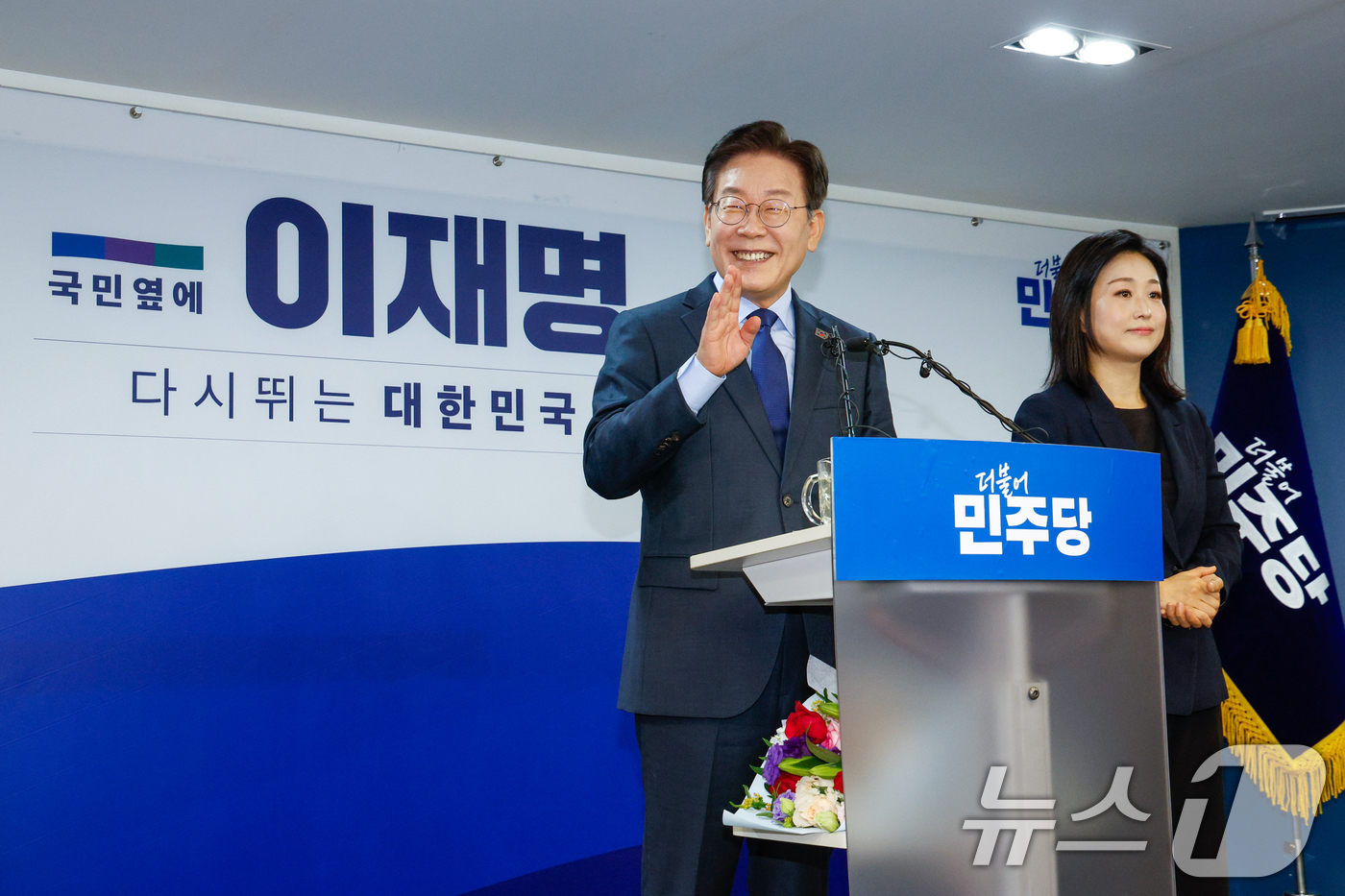 (서울=뉴스1) 안은나 기자 = 이재명 더불어민주당 전 대표가 10일 서울 여의도 당사에서 8·18 전당대회 당 대표 출마를 선언하기 전 지지자들을 향해 미소짓고 있다. 2024. …