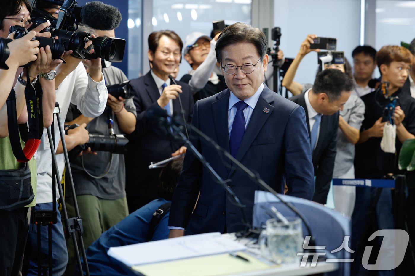 본문 이미지 - 이재명 더불어민주당 전 대표가 10일 서울 여의도 당사에서 8·18 전당대회 당 대표 출마를 선언하기 위해 단상에 오르고 있다. 2024.7.10/뉴스1 ⓒ News1 안은나 기자