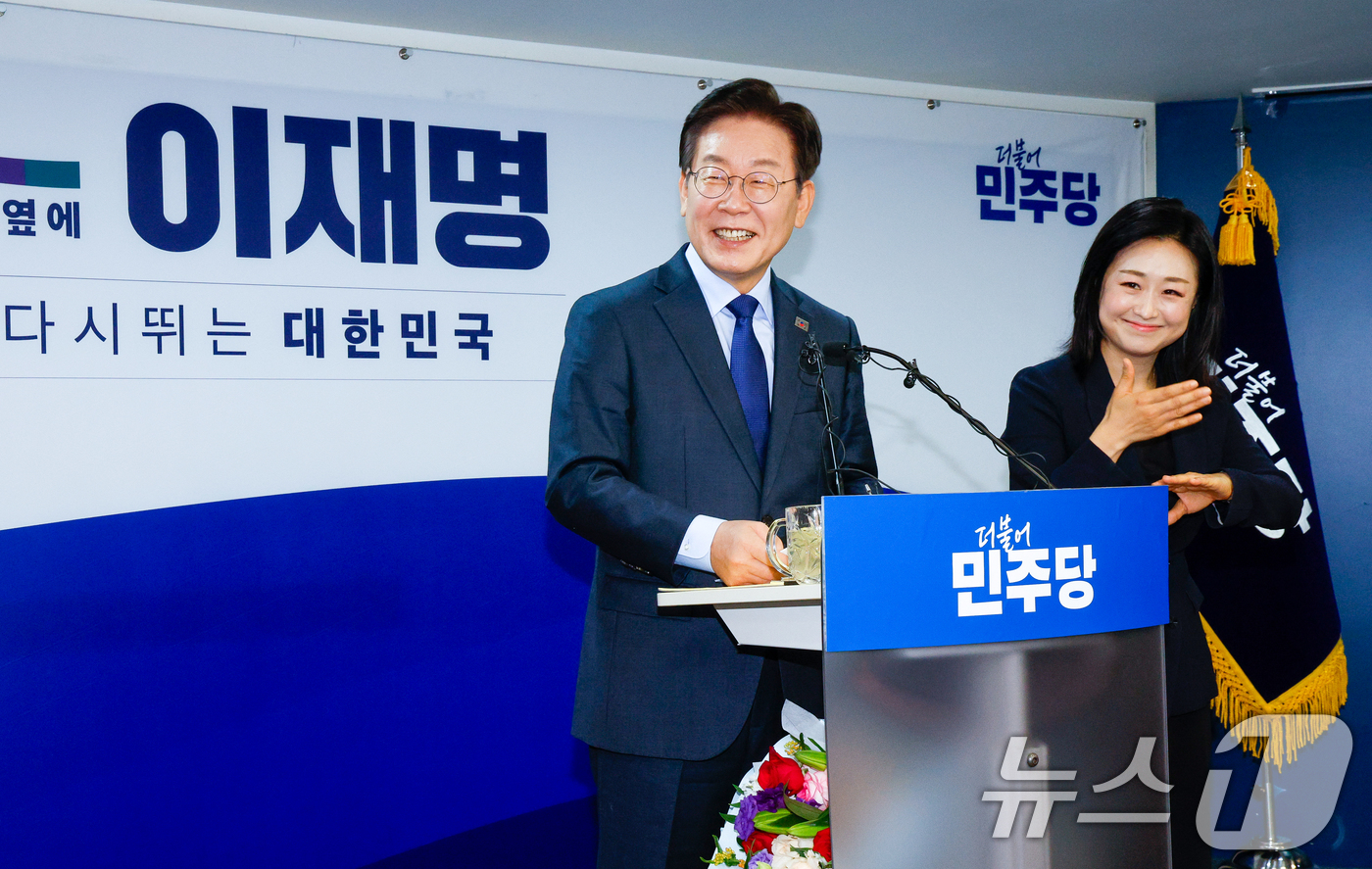 (서울=뉴스1) 안은나 기자 = 이재명 더불어민주당 전 대표가 10일 서울 여의도 당사에서 8·18 전당대회 당 대표 출마를 선언하기 미소짓고 있다. 2024.7.10/뉴스1