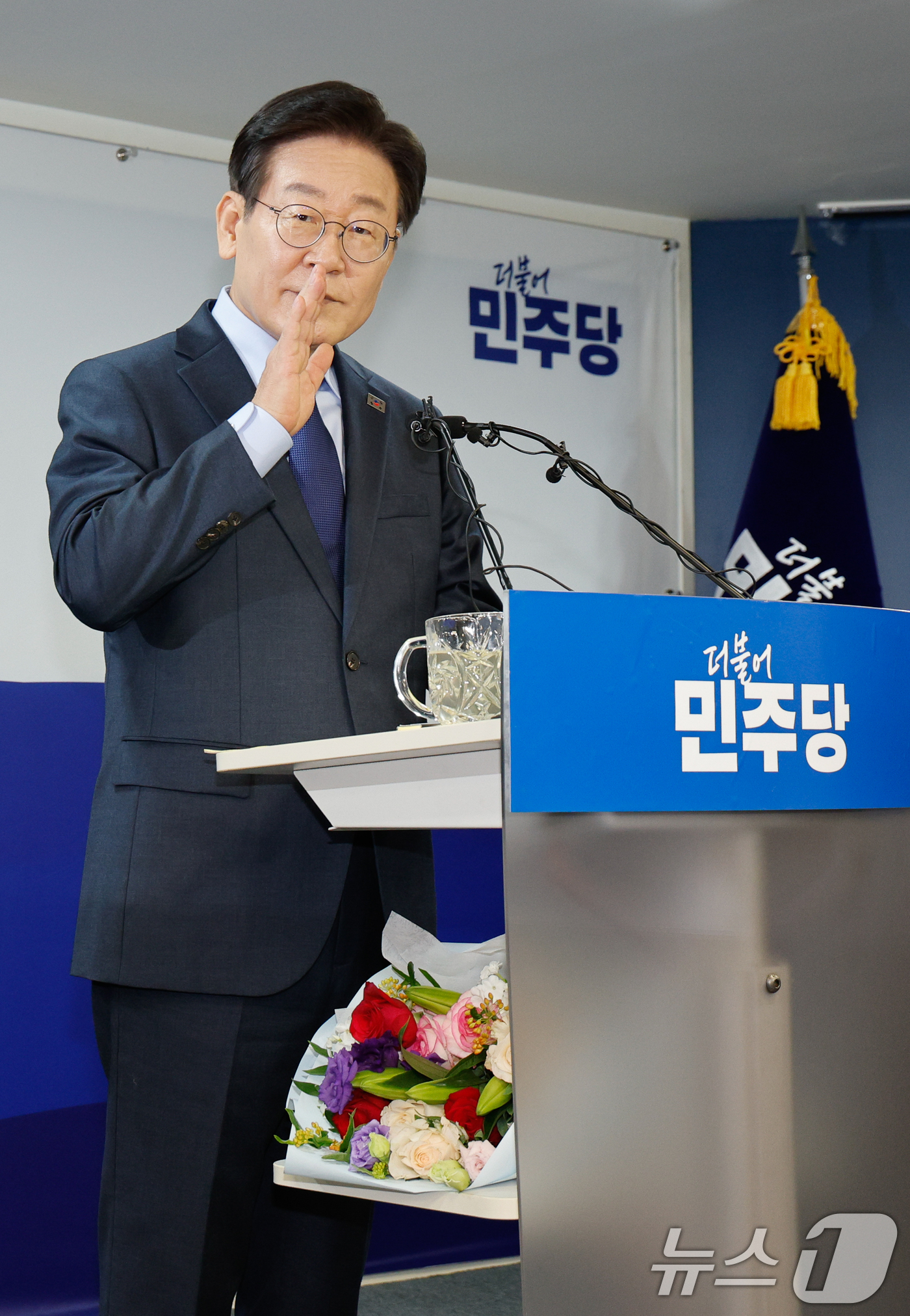 (서울=뉴스1) 안은나 기자 = 이재명 더불어민주당 전 대표가 10일 서울 여의도 당사에서 8·18 전당대회 당 대표 출마를 선언한 뒤 지지자들을 향해 조용히 해줄 것을 요구하고 …
