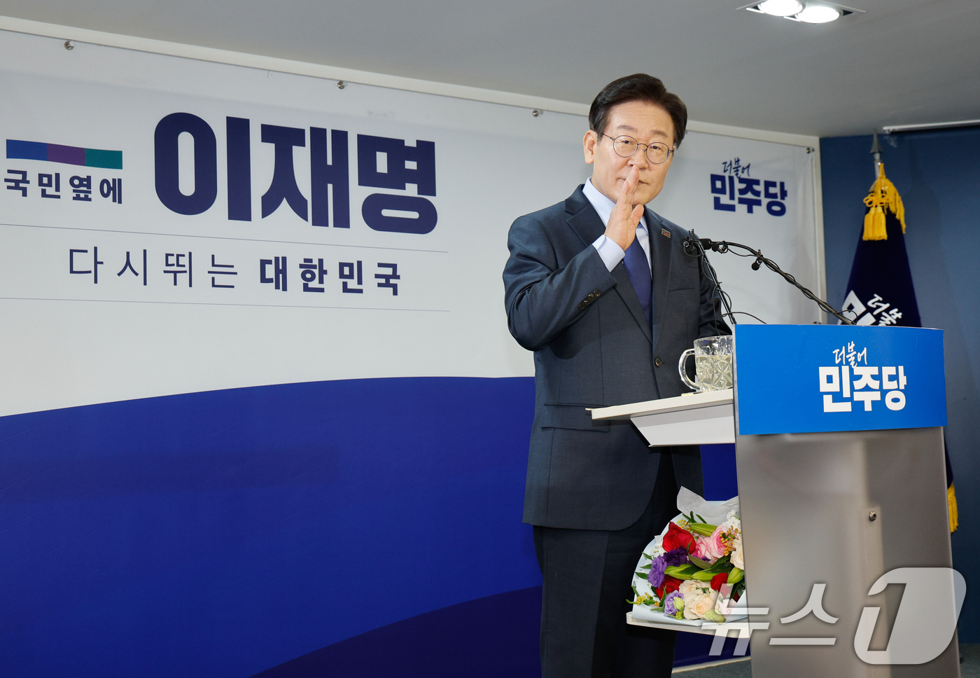 (서울=뉴스1) 안은나 기자 = 이재명 더불어민주당 전 대표가 10일 서울 여의도 당사에서 8·18 전당대회 당 대표 출마를 선언한 뒤 지지자들을 향해 조용히 해줄 것을 요구하고 …