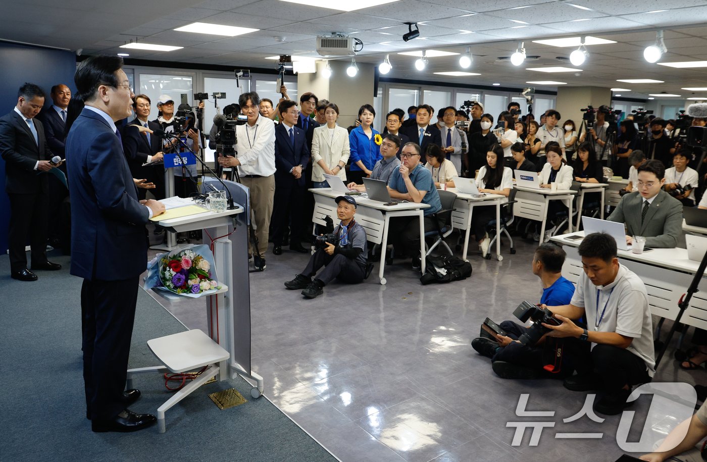 본문 이미지 - 이재명 더불어민주당 전 대표가 10일 서울 여의도 당사에서 8·18 전당대회 당 대표 출마를 선언하고 있다. 2024.7.10/뉴스1 ⓒ News1 안은나 기자