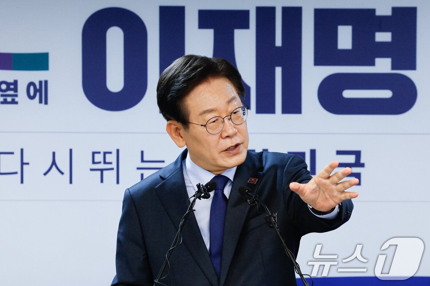 이재명 더불어민주당 전 대표가 10일 서울 여의도 당사에서 8·18 전당대회 당 대표 출마를 선언한 뒤 취재진 질문에 답하고 있다. 2024.7.10/뉴스1 ⓒ News1 안은나 기자