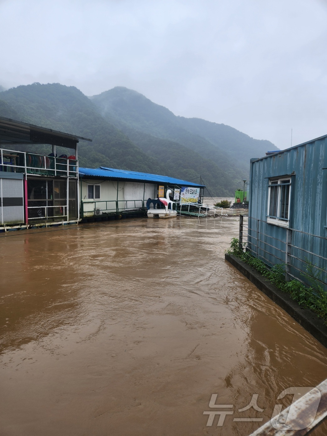 (청주=뉴스1) 이재규 기자 = 10일 오후 충북 옥천군 동이면 경부고속도로 금강휴게소가 집중호우로 인해 침수돼 있다. (충북경찰청 제공).2024.7.10/뉴스1