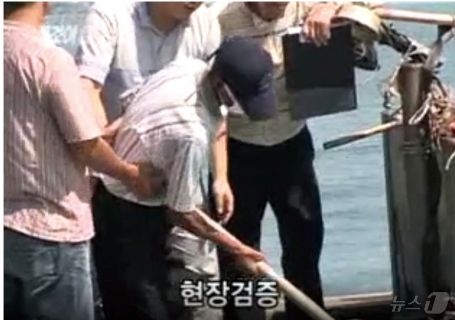 본문 이미지 -  2007년 9월 말 현장검증에서 배에 오르려는 대학생을 갈고리로 후려쳐 떨어뜨리는 장면을 재현하고 있는 오종근. (SBS 갈무리) ⓒ 뉴스1