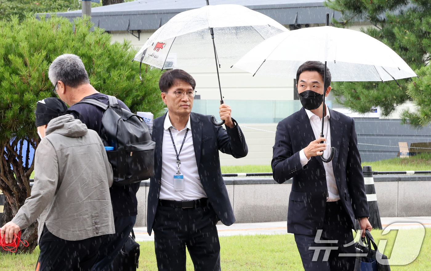 (서울=뉴스1) 이동해 기자 = 경찰이 10일 오후 서울 종로구 서울대병원에서 서울 시청역 역주행 사고 운전자를 상대로 두 번째 정식 피의자 조사를 위해 병원으로 향하고 있다. 2 …