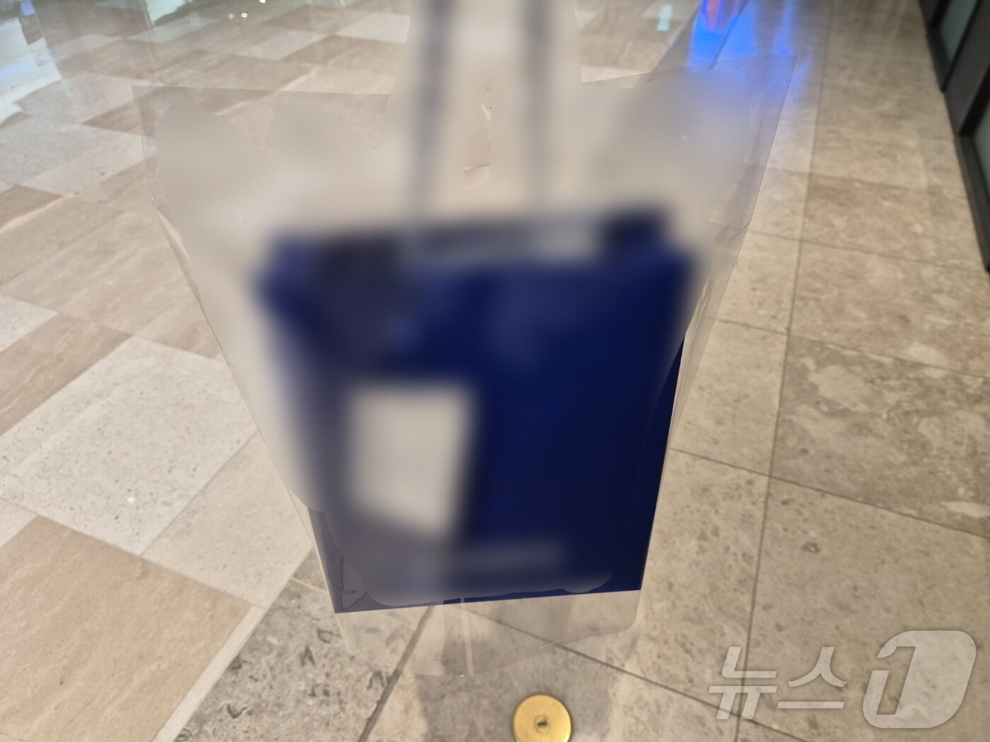 본문 이미지 - 한 점포에서 종이 쇼핑백 위에 비닐 커버를 덧씌우는 서비스를 제공했다. 독자 제공ⓒ 뉴스1