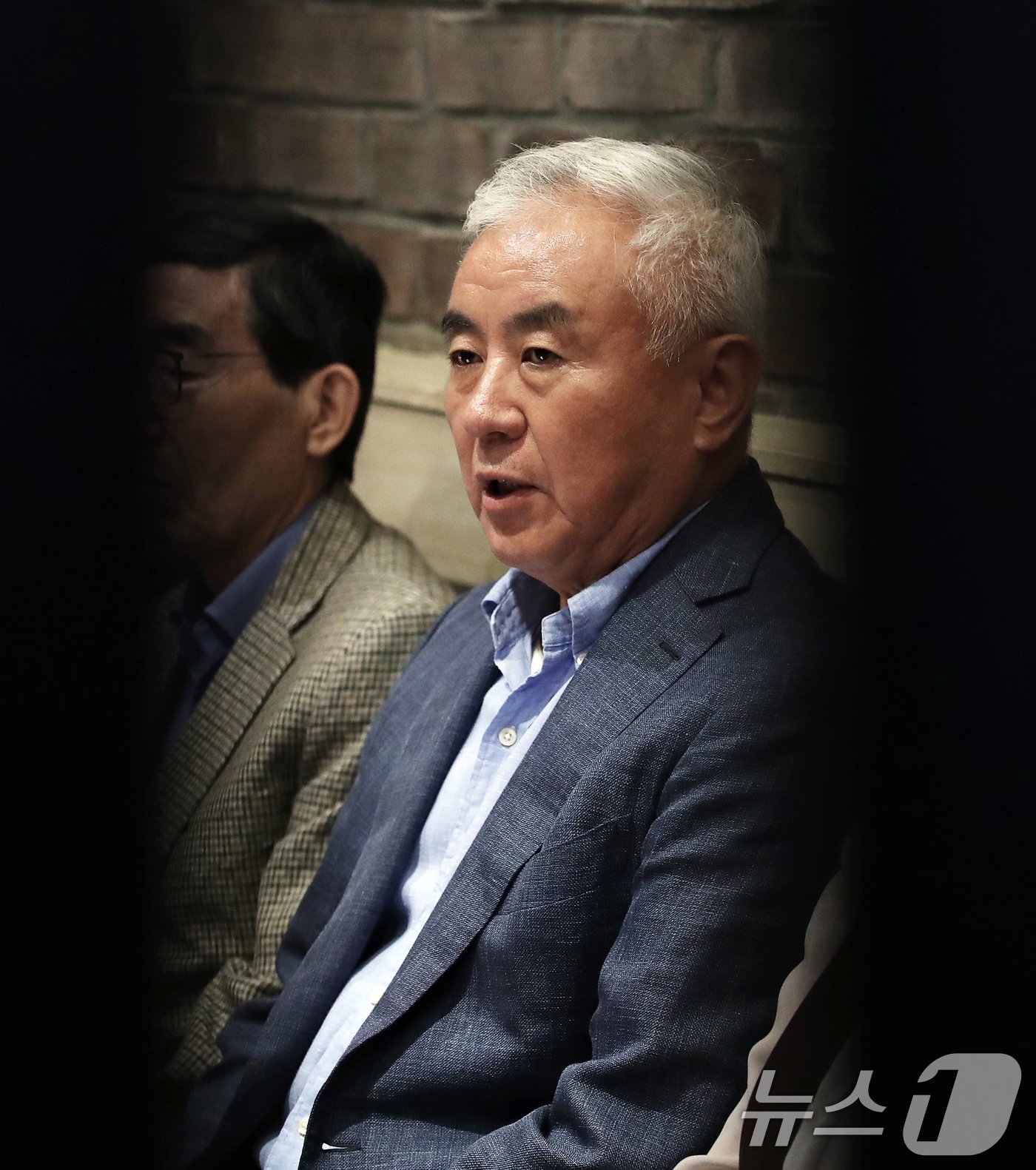 본문 이미지 - 주원홍 대한테니스협회장이 10일 오후 서울 중구 명동의 한 식당에서 열린 '100만 테니스인 긴급 기자회견'에서 대한체육회의 관리단체 지정을 규탄하며 발언하고 있다. 2024.7.10/뉴스1 ⓒ News1 오대일 기자