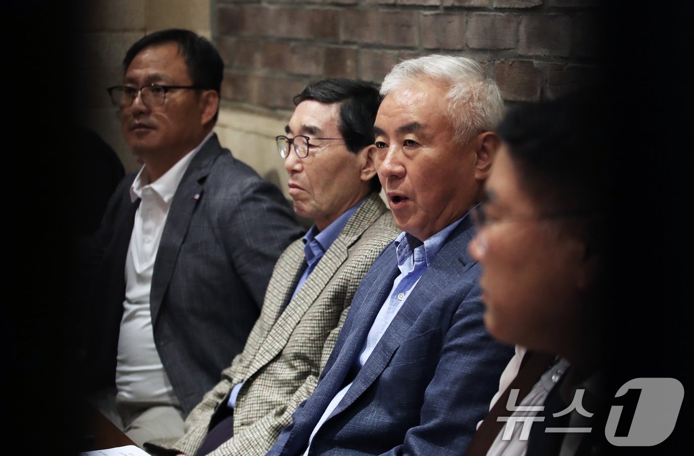 본문 이미지 - 주원홍 대한테니스협회장이 10일 오후 서울 중구 명동의 한 식당에서 열린 '100만 테니스인 긴급 기자회견'에서 대한체육회의 관리단체 지정을 규탄하며 발언하고 있다. 2024.7.10/뉴스1 ⓒ News1 오대일 기자