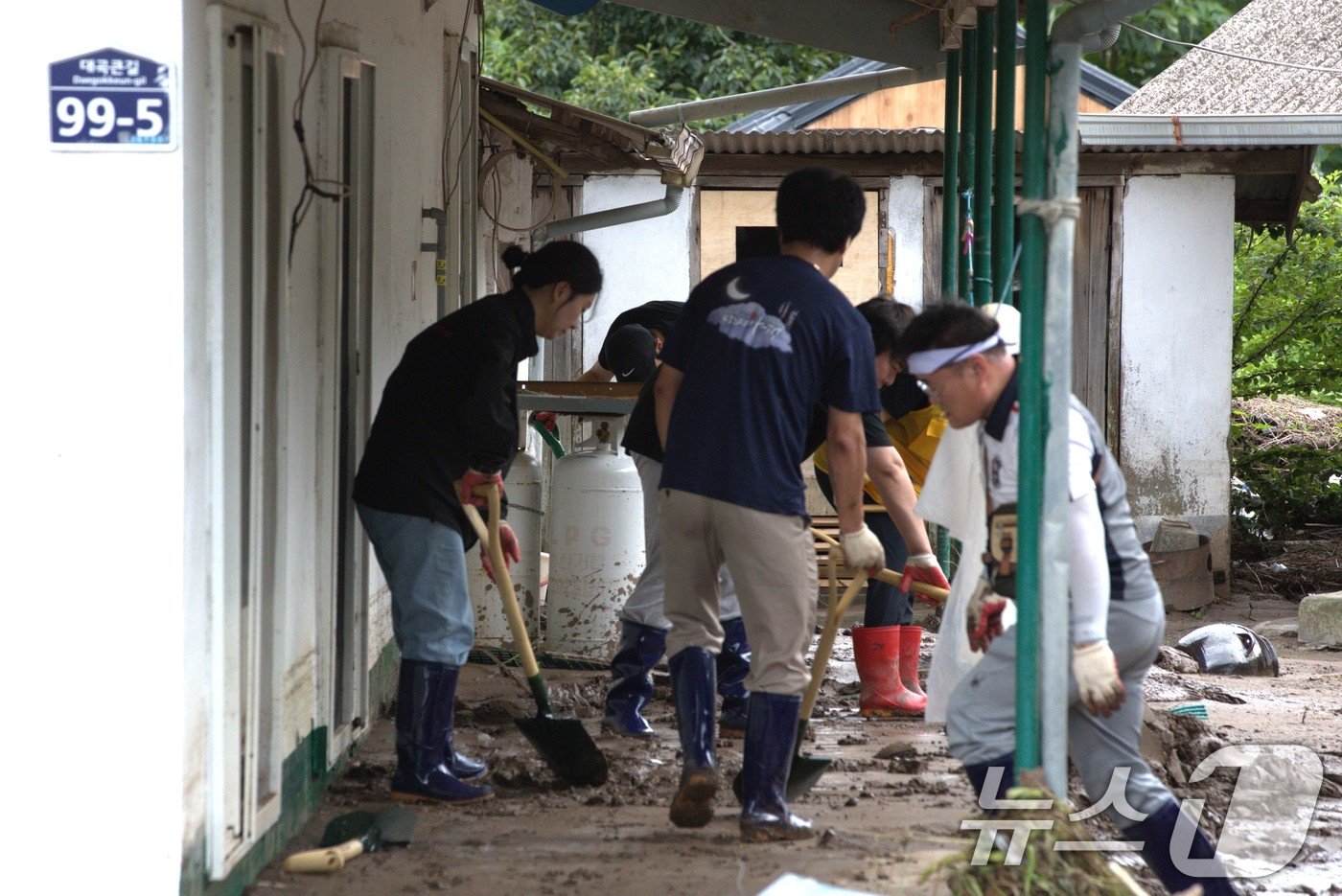 본문 이미지 - 10일 경북 안동시 임동면 대곡리 마을에서 안동시 공무원들과 자원봉사자들이 수해 복구를 돕고 있다. 2024.7.10/뉴스1 ⓒ News1 신성훈 기자