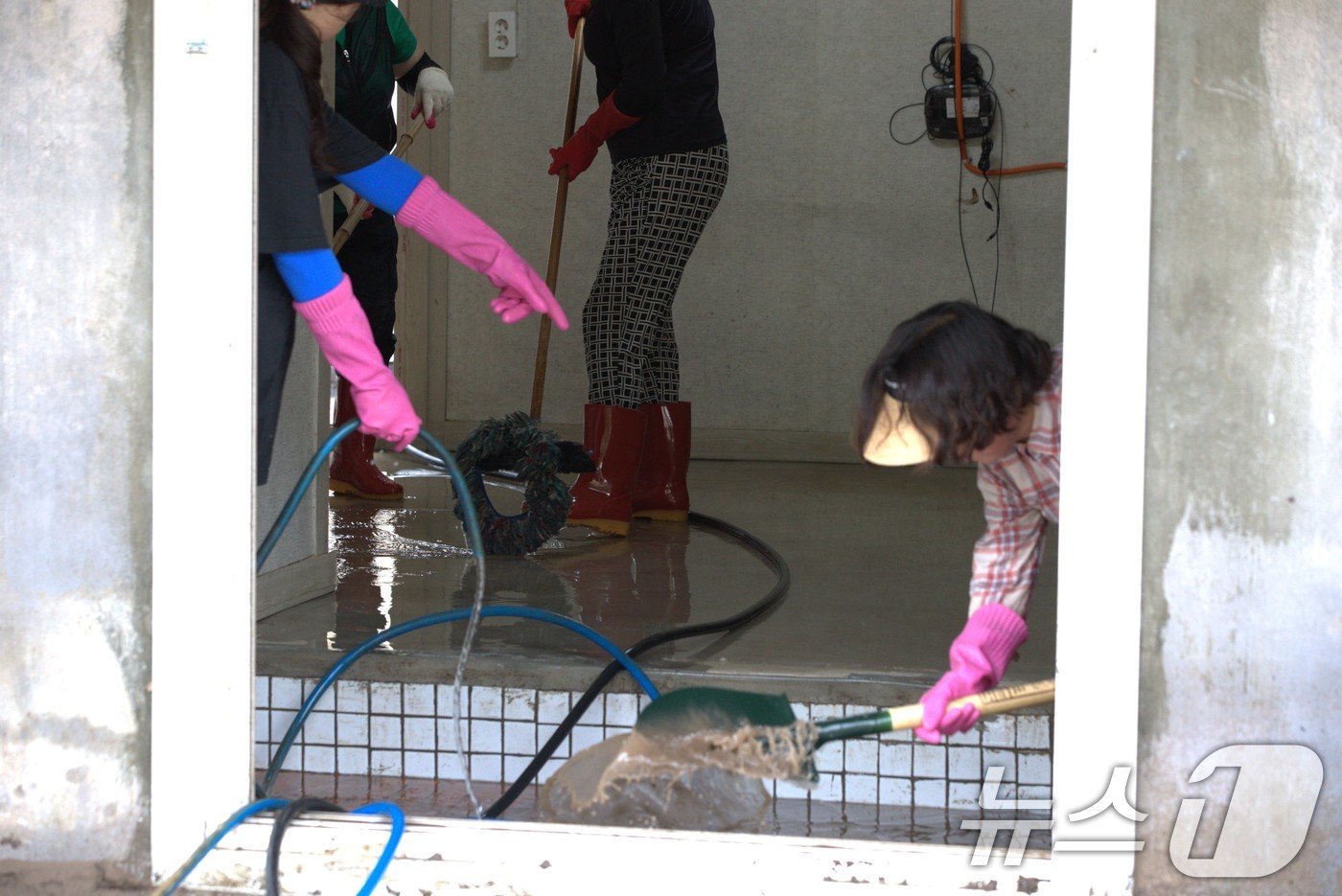 본문 이미지 - 10일 경북 안동시 임동면 대곡리 마을에서 안동시 공무원들과 자원봉사자들이 수해 복구를 돕고 있다. 2024.7.10/뉴스1 ⓒ News1 신성훈 기자