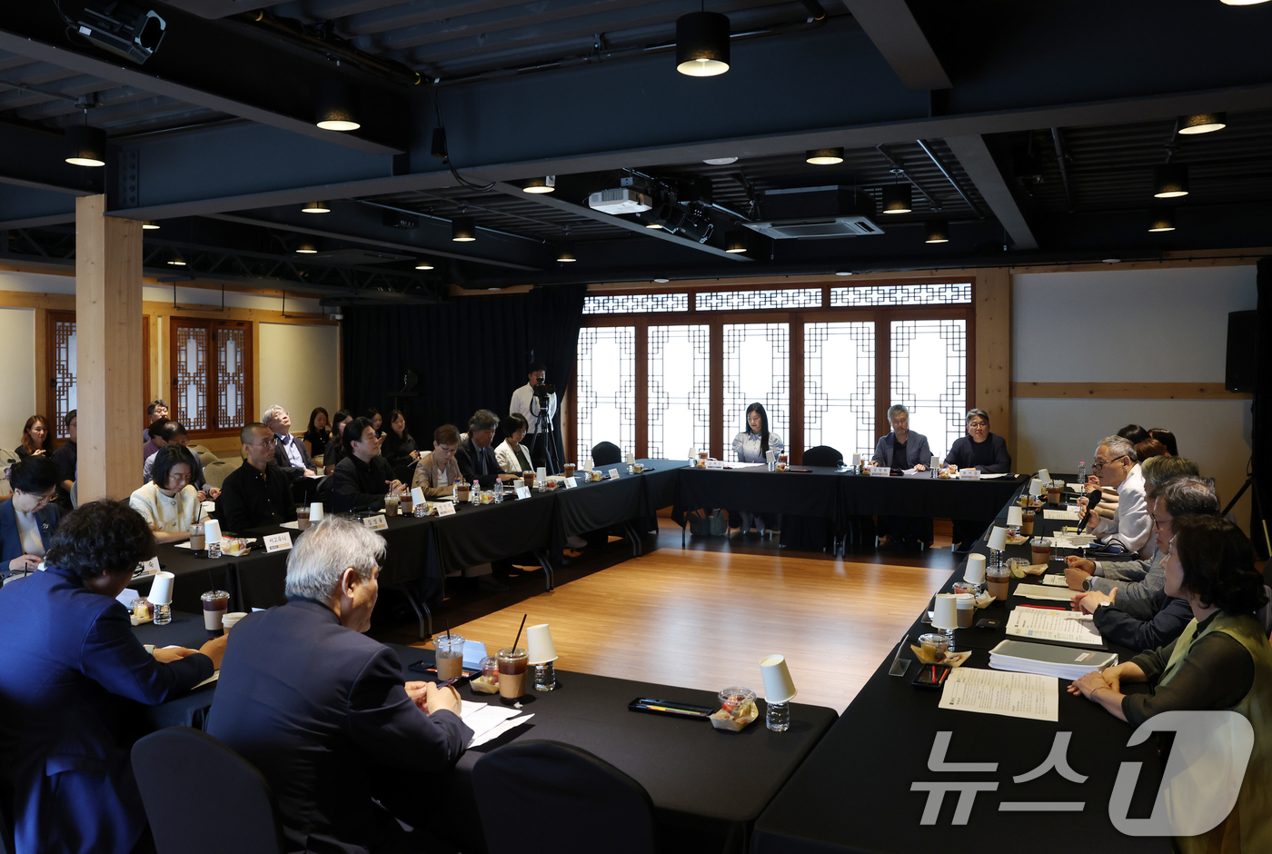 (서울=뉴스1) = 유인촌 문화체육관광부 장관이 10일 서울 중구 정동극장에서 국립예술단체 대표들을 만나 국립예술단체 혁신 방안에 대한 논의를 하고 있다. (문화체육관광부 제공) …
