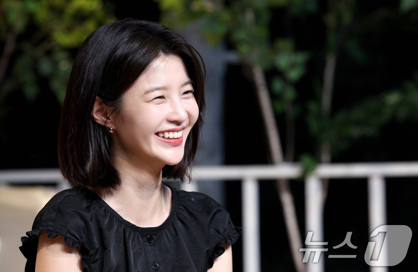 본문 이미지 - 오는 9월 1일까지 공연되는 연극 '임대아파트'에 출연하는 배우 임현주가 뉴스1과 인터뷰 중 활짝 웃고 있다. 2024.7.10/뉴스1 ⓒ News1 장수영 기자