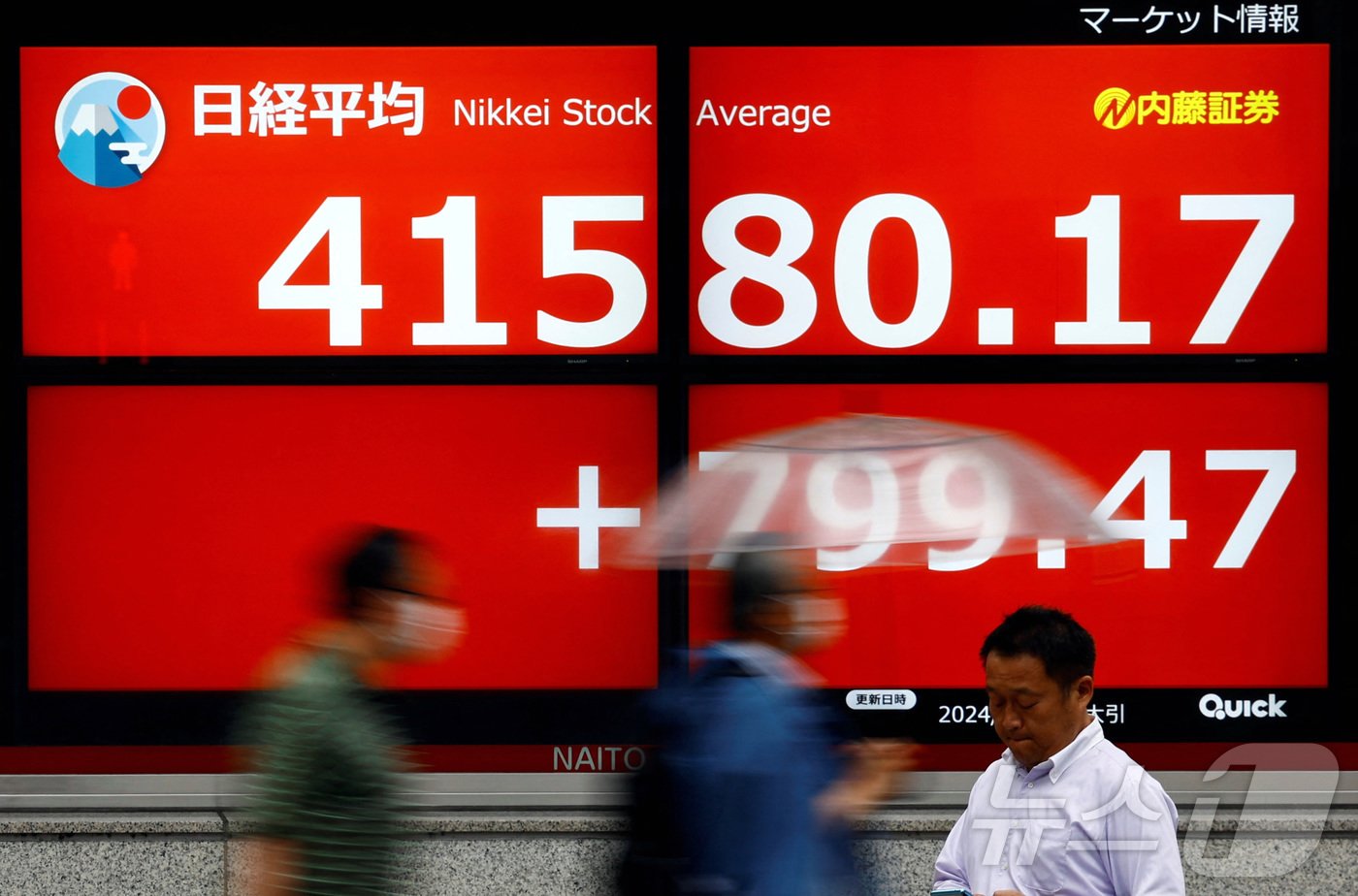 본문 이미지 - 일본 닛케이 주가 평균을 보여주는 전광판 앞을 지나가는 행인들<자료 사진> ⓒ 로이터=뉴스1 ⓒ News1 이강 기자