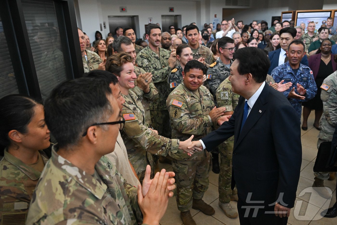본문 이미지 - 윤석열 대통령이 9일&#40;현지시간&#41; 미국 하와이 캠프 H. M. 스미스의 인도·태평양 사령부를 방문, 장병들과 악수하고 있다. &#40;대통령실 제공&#41; 2024.7.10/뉴스1 ⓒ News1 송원영 기자