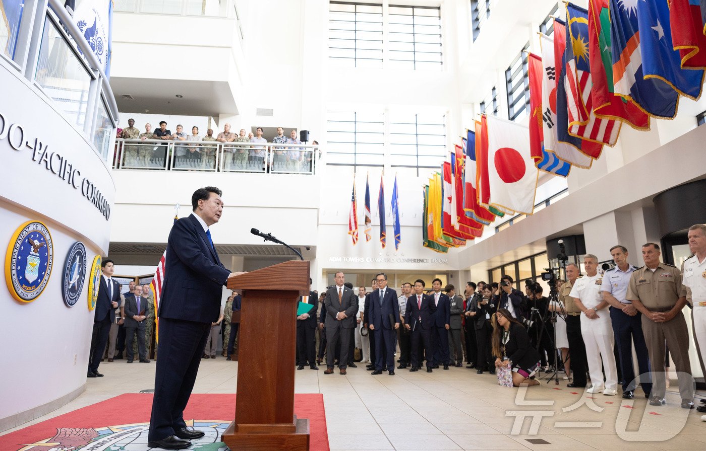 본문 이미지 - 윤석열 대통령이 9일(현지시간) 미국 하와이 캠프 H. M. 스미스의 인도·태평양 사령부를 방문, 장병들에게 격려사를 하고 있다. (대통령실 제공) 2024.7.10/뉴스1 ⓒ News1 송원영 기자