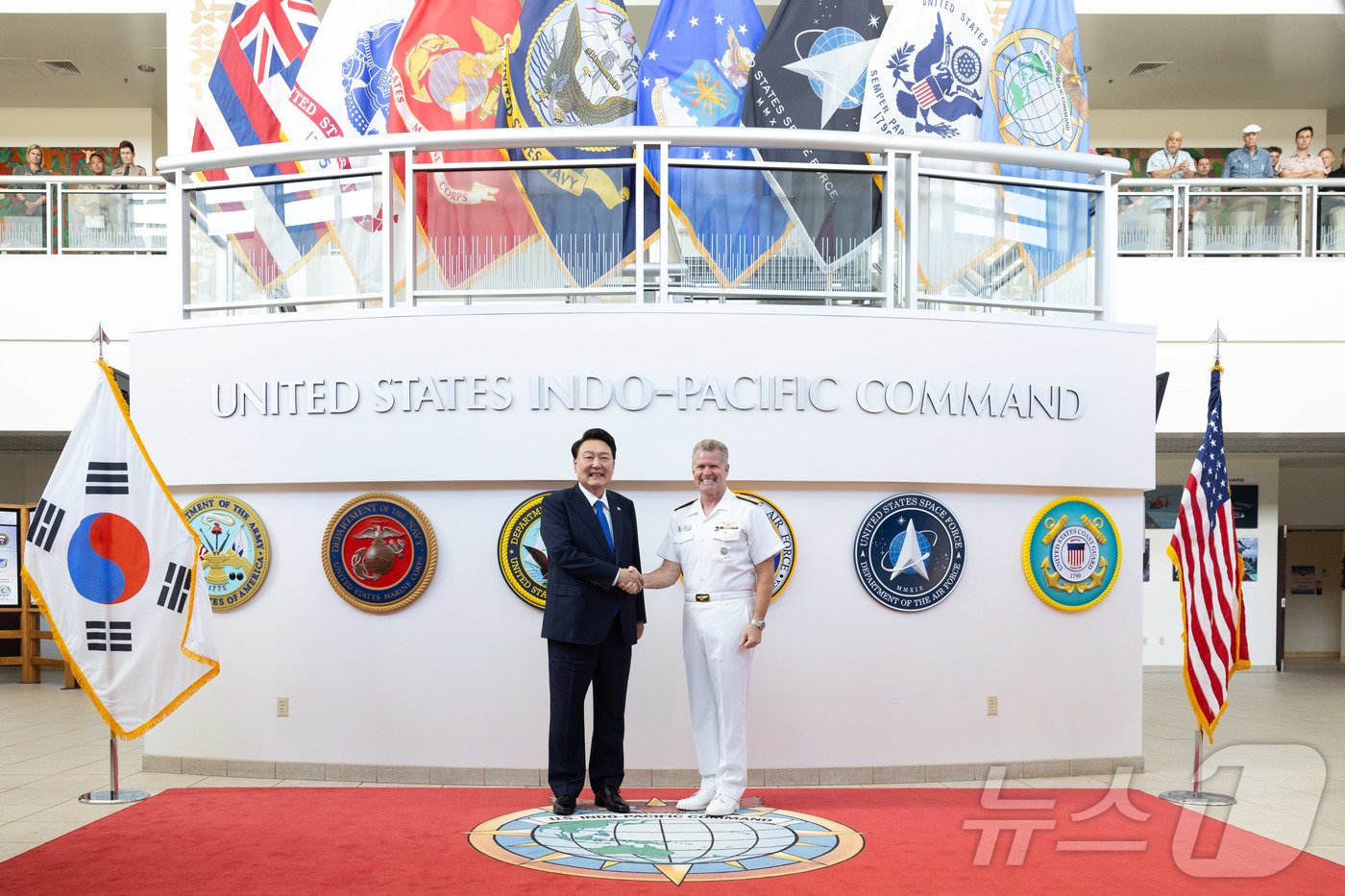 본문 이미지 - 윤석열 대통령이 9일(현지시간) 미국 하와이 캠프 H. M. 스미스의 인도·태평양 사령부를 방문해 새뮤얼 퍼파로 미국 인도·태평양 사령관과 악수하며 기념촬영을 하고 있다. (대통령실 제공) 2024.7.10/뉴스1 ⓒ News1 송원영 기자