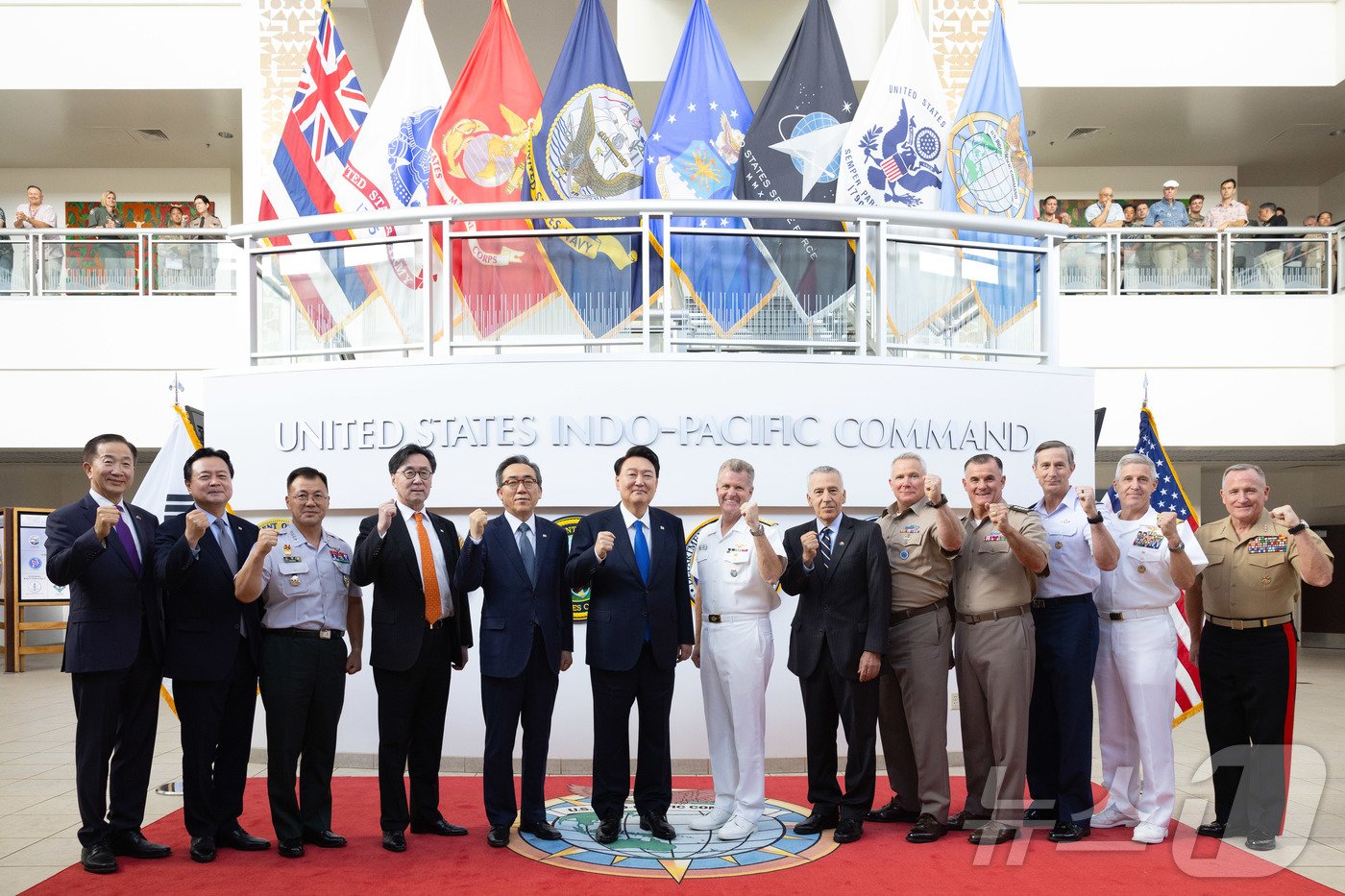 본문 이미지 - 윤석열 대통령이 9일(현지시간) 미국 하와이 캠프 H. M. 스미스의 인도·태평양 사령부를 방문, 새뮤얼 퍼파로 미국 인도·태평양 사령관 등과 함께 기념 촬영을 하고 있다. (대통령실 제공) 2024.7.10/뉴스1 ⓒ News1 송원영 기자