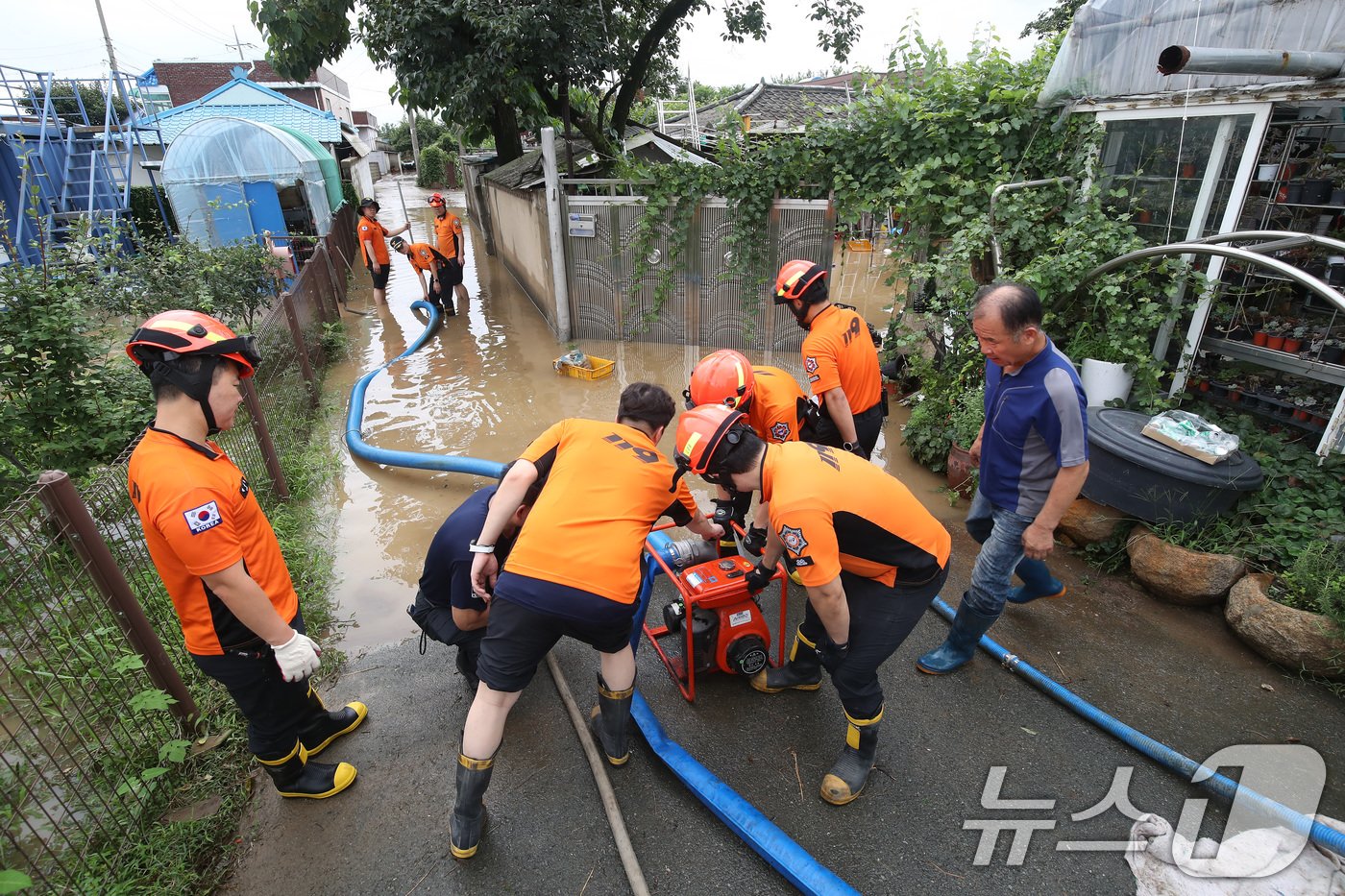 본문 이미지 - 집중호우가 쏟아진 10일 대구 동구 금호강 일부 구간이 범람해 인접한 금강동이 침수되자 소방당국이 배수작업을 진행하고 있다. 2024.7.10/뉴스1 ⓒ News1 공정식 기자