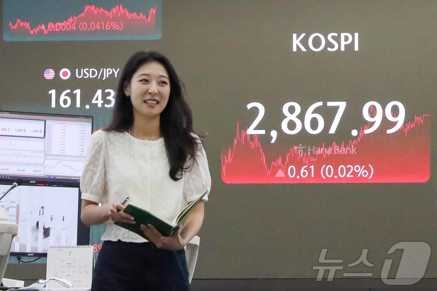 (서울=뉴스1) 조유리 기자 = 10일 오후 코스피가 2,867.99로 종가 기준 연중 최고치를 경신하며 마감했다.이날 서울 중구 하나은행 딜링룸 전광판 앞에서 한 직원이 환하게 …