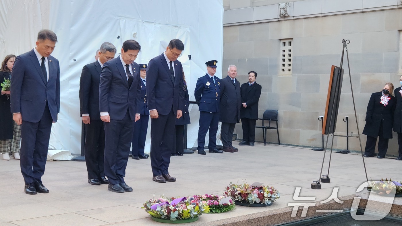 (서울=뉴스1) = 김선호 국방부 차관이 10일(현지시간) 호주 캔버라 전쟁기념관에서 열린 전사자 추모행사(LAST POST CEREMONY)에서 묵념하고 있다. (국방부 제공) …