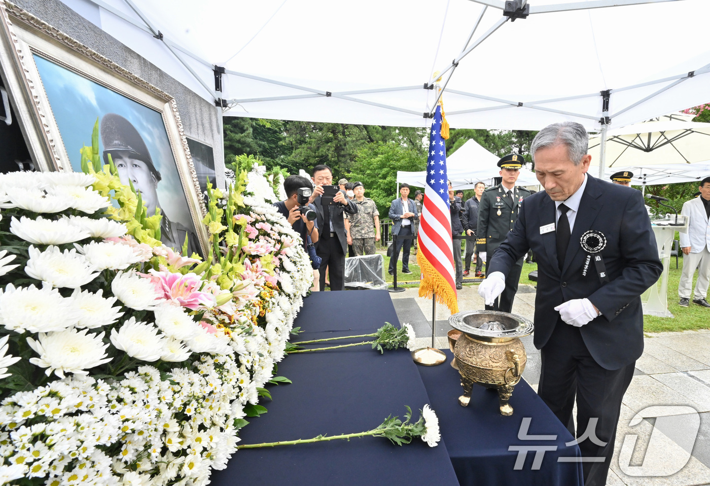 (서울=뉴스1) = 김관진 백선엽장군기념재단 이사장이 10일 경북 칠곡군 다부동 전적기념관에서 열린 고(故) 백선엽 장군 4주기 추모식에서 분향하고 있다. (육군 제공) 2024. …