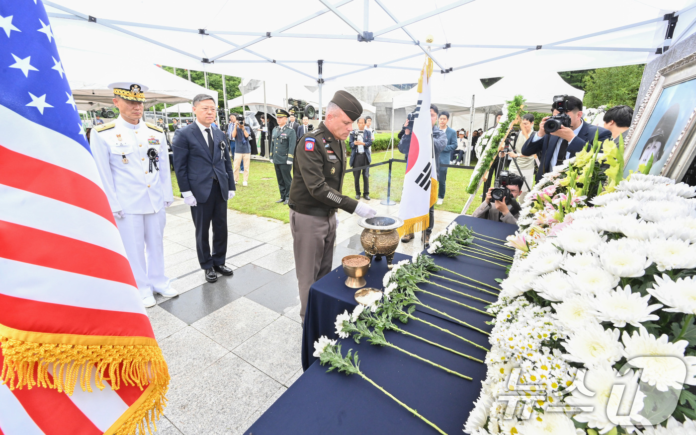(서울=뉴스1) = 크리스토퍼 라네브 미8군사령관이 10일 경북 칠곡군 다부동 전적기념관에서 열린 고(故) 백선엽 장군 4주기 추모식에서 분향하고 있다. (육군 제공) 2024.7 …