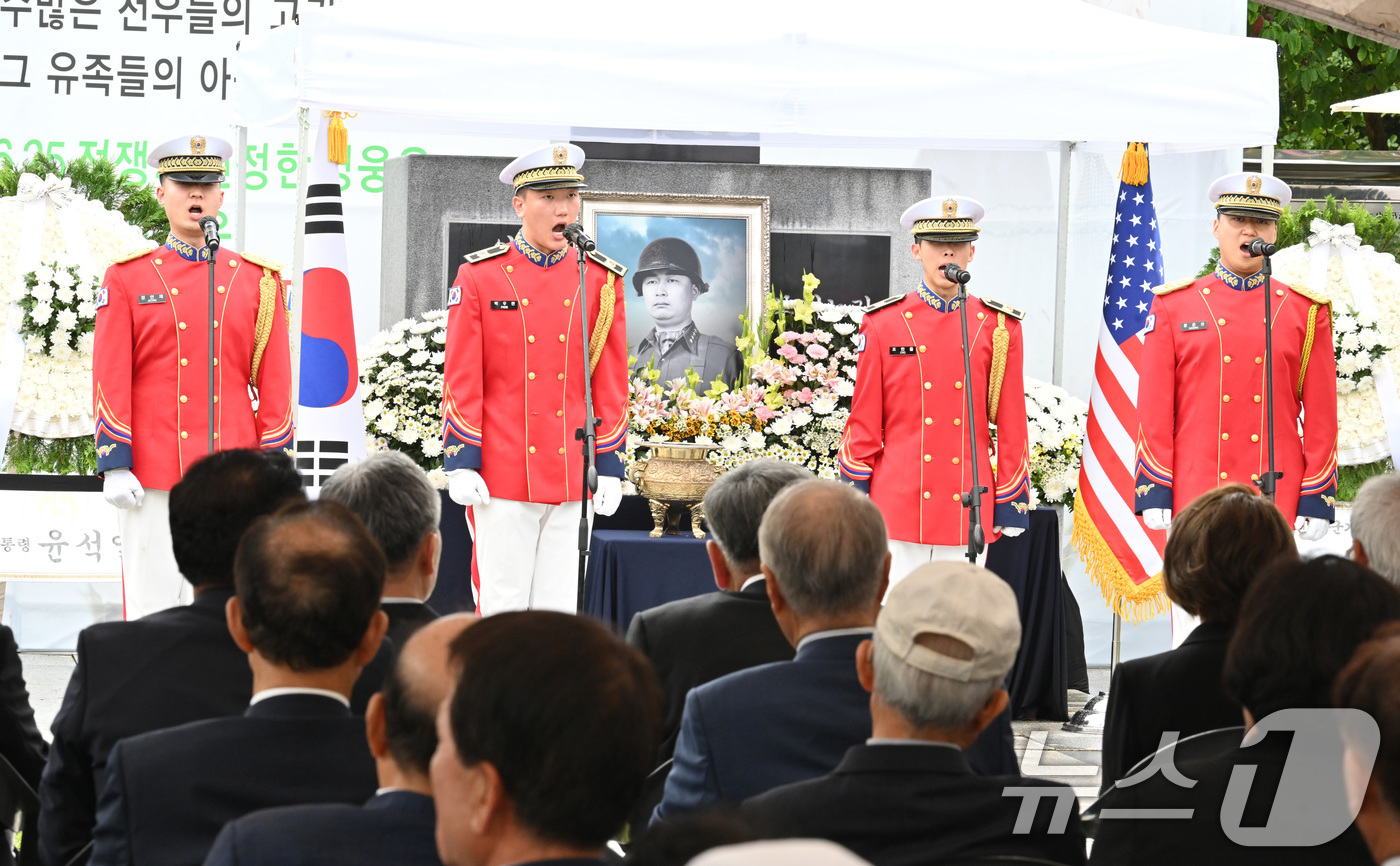 (서울=뉴스1) = 10일 경북 칠곡군 다부동 전적기념관에서 열린 고(故) 백선엽 장군 4주기 추모식에서 제2작전사령부 군악대가 추모공연을 하고 있다. (육군 제공) 2024.7. …