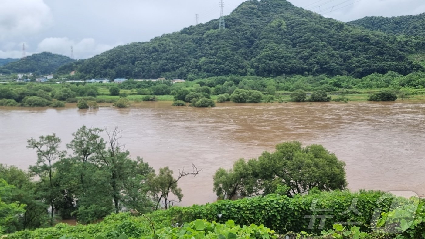 본문 이미지 - 최근 나흘간 세종지역에 264.71㎜의 큰 비가 내린 가운데 10일 오전 연동면 합강캠핑장이 다시 물에 잠겨 있다. 이 캠핑장은 지난해 집중호우로 침수돼 오는 10월 재개장할 예정이었다. 2024.7.10/뉴스1 ⓒ News1 장동열 기자